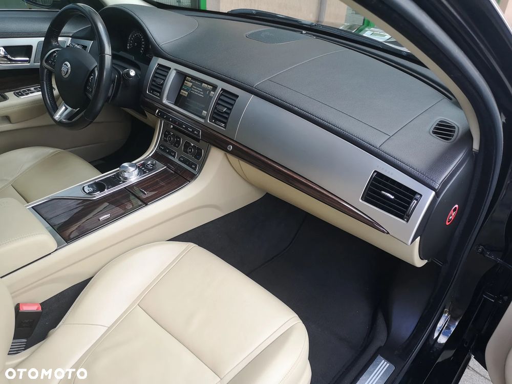 Jaguar XF 2.2 D Premium Luxury - 14
