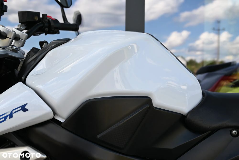 Suzuki GSR - 12
