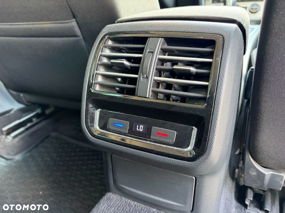 Volkswagen Passat Variant 2.0 TDI SCR DSG BlueMotion Comfortline - 27