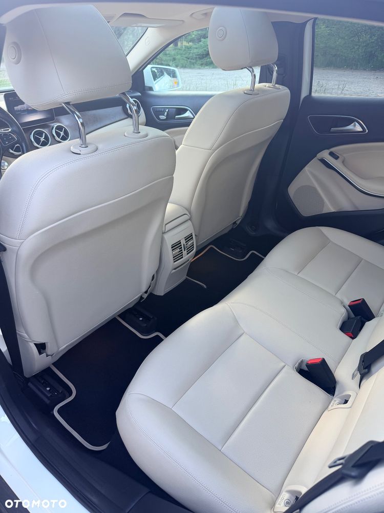 Mercedes-Benz GLA 250 4Matic 7G-DCT - 11