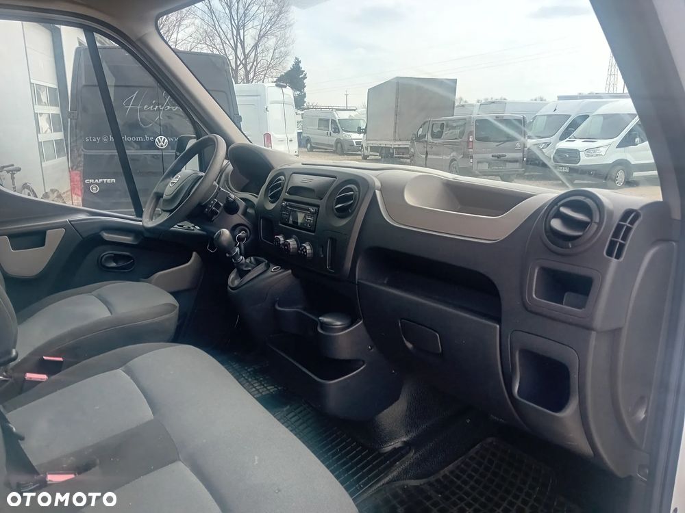 Nissan NV-4000 - 17