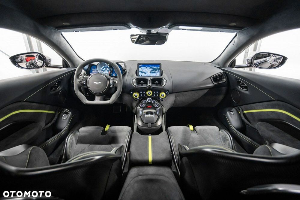 Aston Martin Vantage - 29