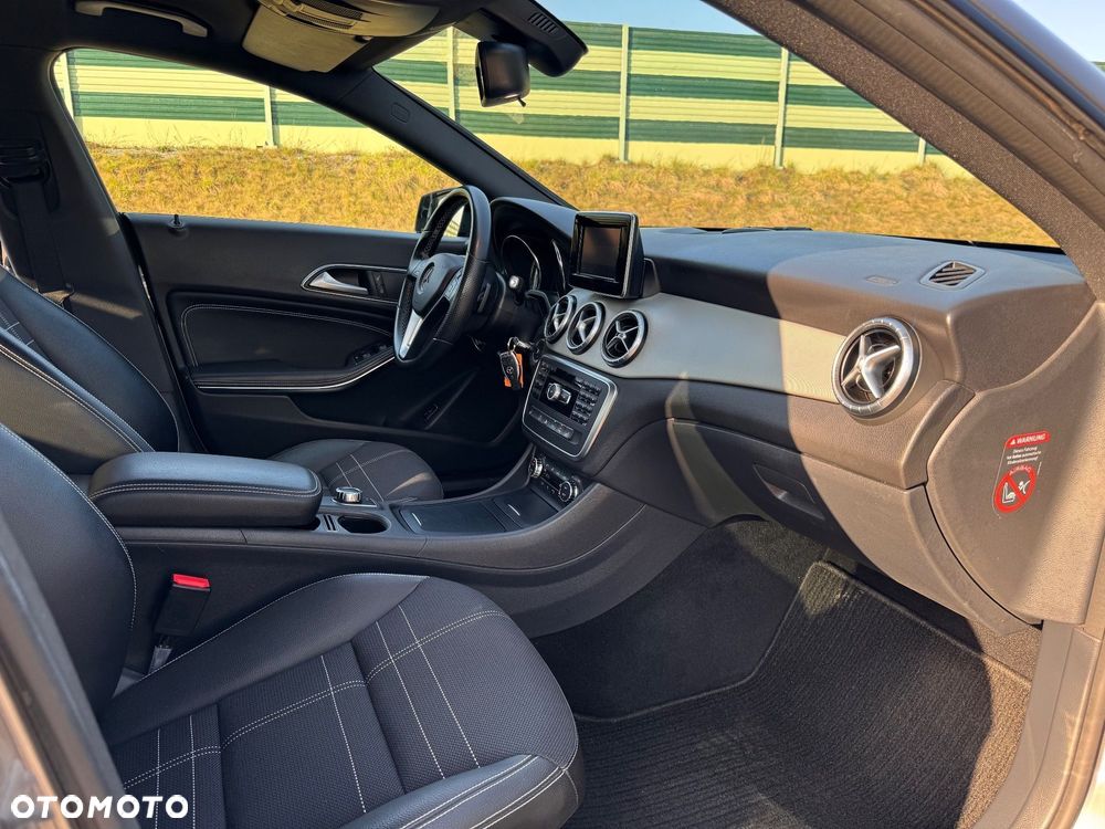 Mercedes-Benz CLA 200 7G-DCT Urban - 38
