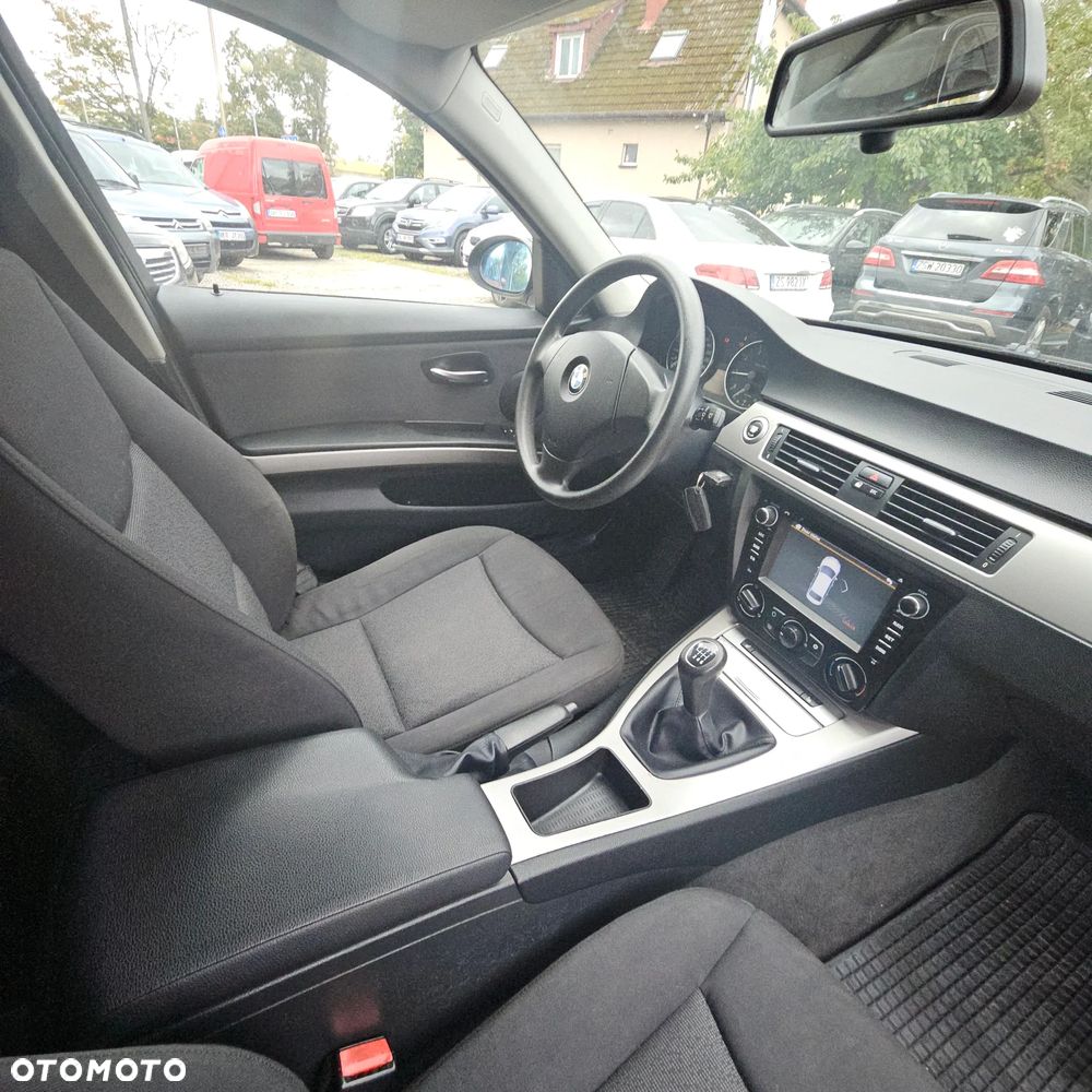 BMW Seria 3 318i Touring - 19