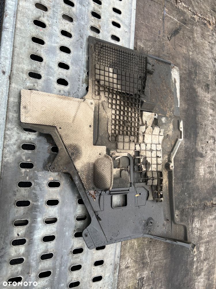 Osłona pod skrzynie e39 bardzo ładna ! Super stan śruby