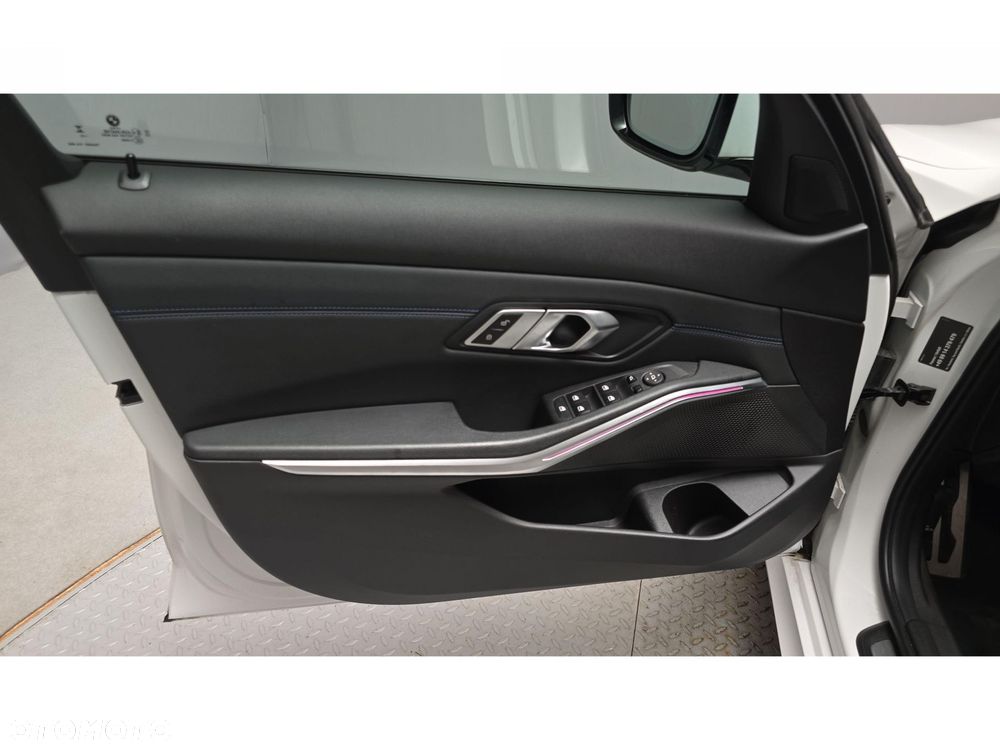 BMW Seria 3 320d xDrive M Sport - 17
