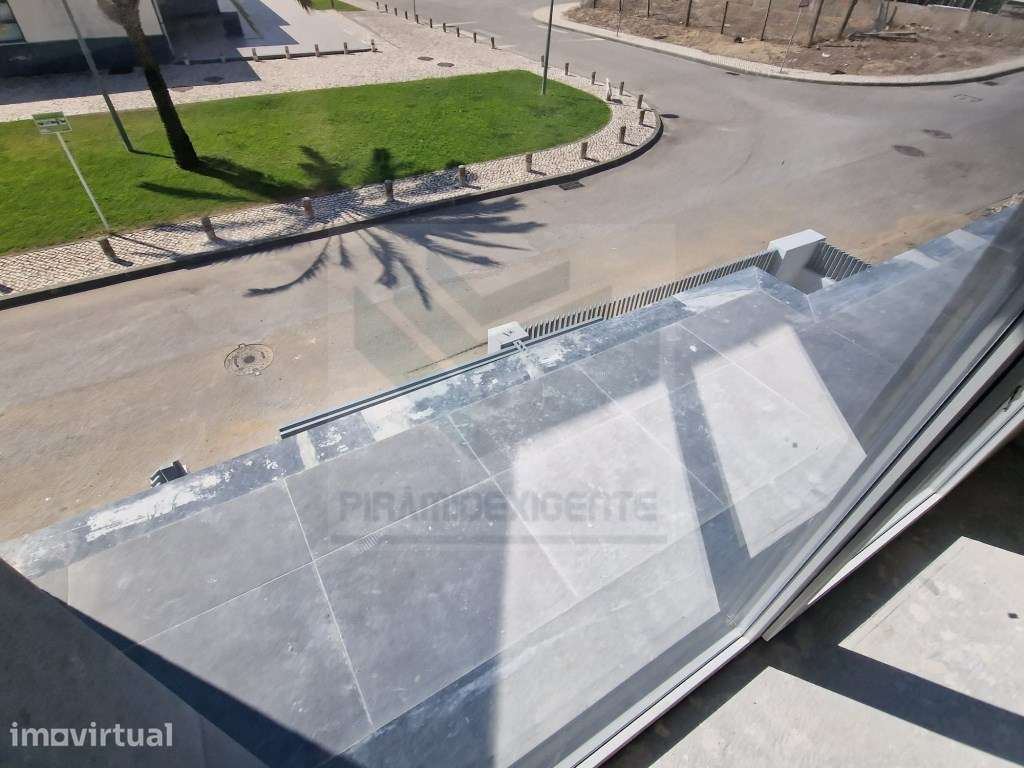 Moradia Duplex, Quarto no RC, Boas Áreas, Zona Central - Grande imagem: 3/19