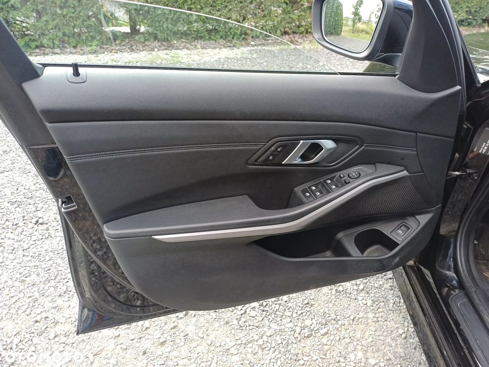 BMW Seria 3 318d Edition Luxury Line Purity - 24