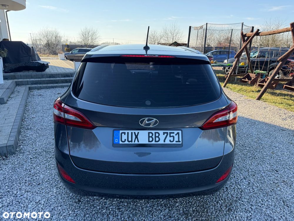 Hyundai i30 blue 1.6 CRDi Premium - 14