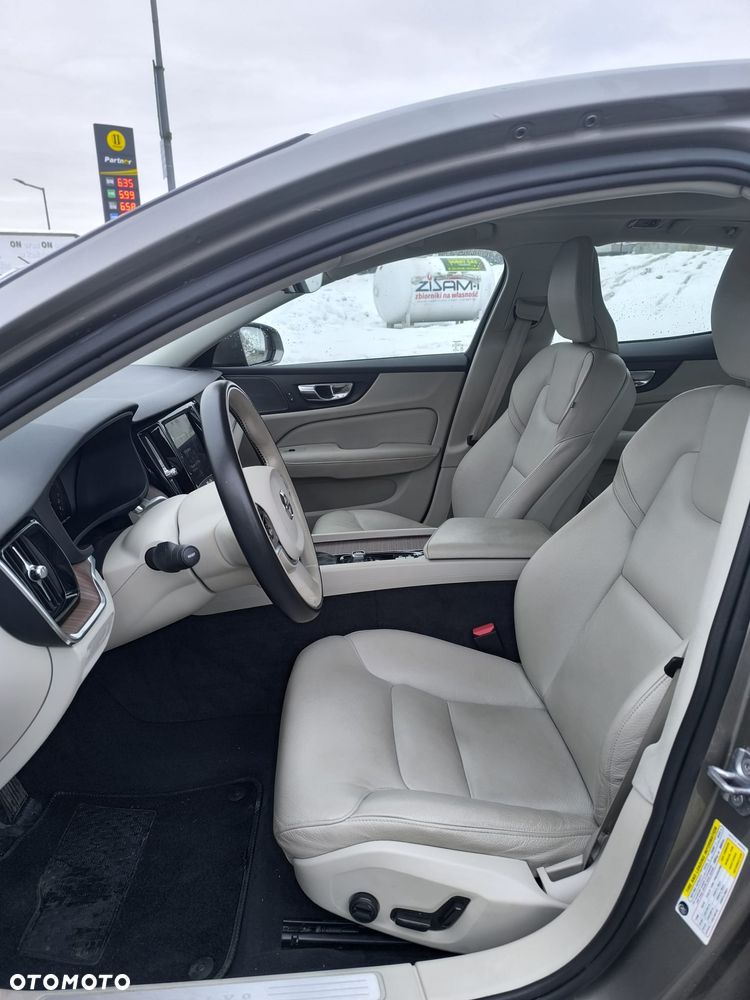 Volvo S60 T5 Momentum Pro - 17