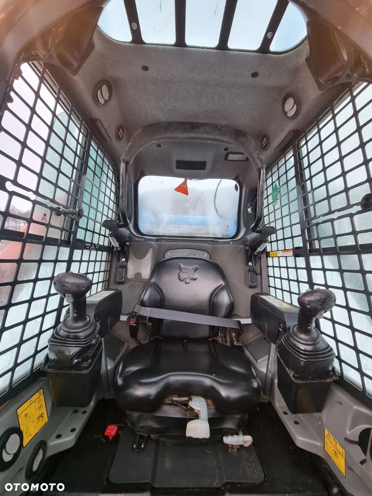 Bobcat T770 Ładowarka Gąsienicowa Udzwig 2,5 tony. Amerykańska potężna Ładowarka 2021rok  654mth z Norwegii! KLIMA! Potężna Moc silnik Turbodoładowany bobcat 100km! Widły łyżka. Linie Hydrauliczne dodatkowe. Aktualna DEKRA 2026r. Podzespoły gąsienice zero zużycia! Cała maszyna sterowana z dżojstika! - 11