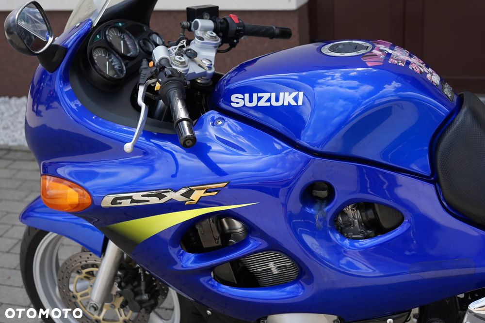 Suzuki GSX - 27