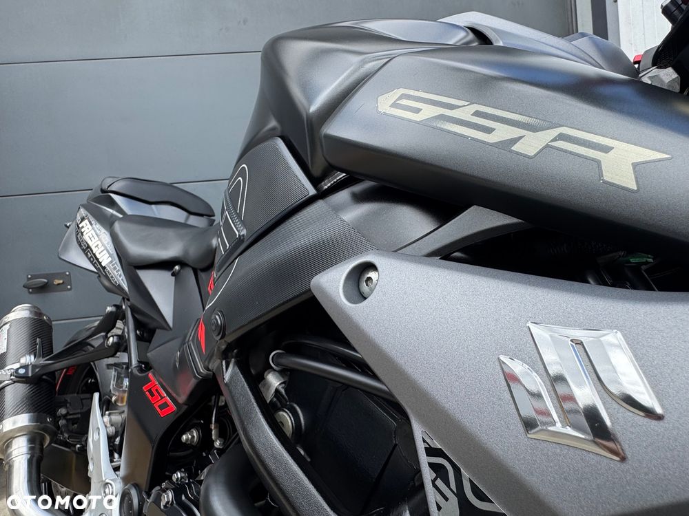 Suzuki GSR - 13