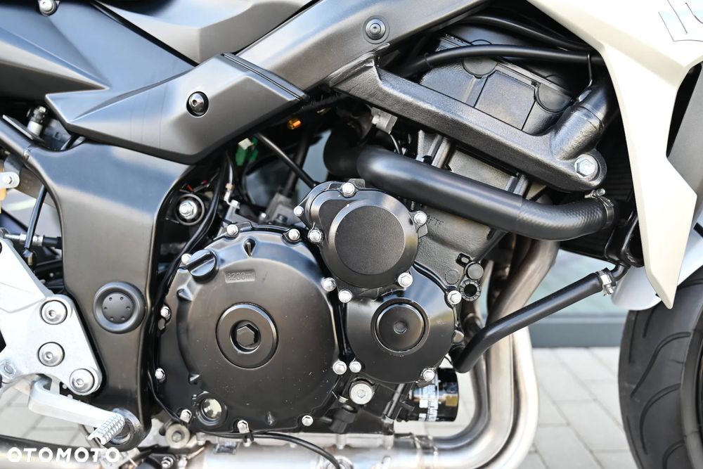 Suzuki GSR - 10