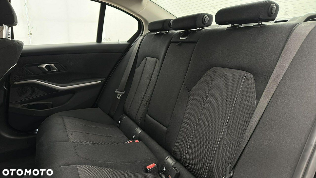 BMW Seria 3 318d - 13