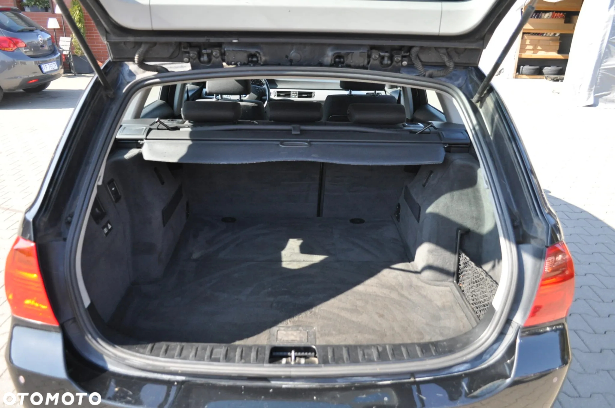 BMW Seria 3 318i Touring - 9