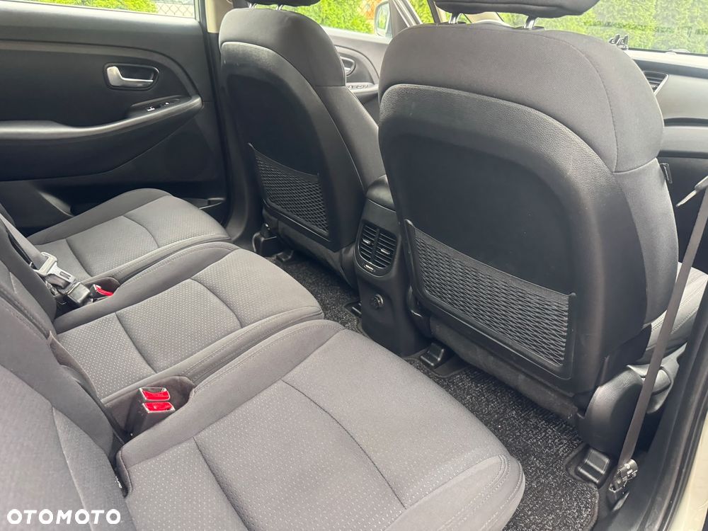 Kia Carens 1.6 GDI Dream Team Edition - 16