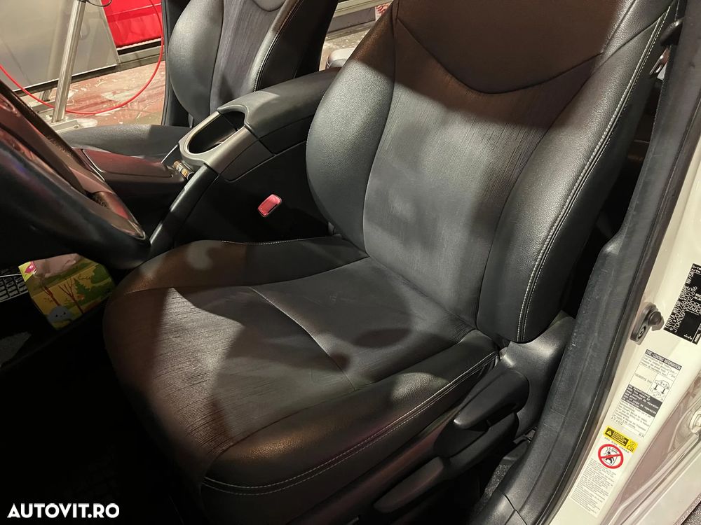 Toyota Prius Plug-in (Hybrid) Life - 17