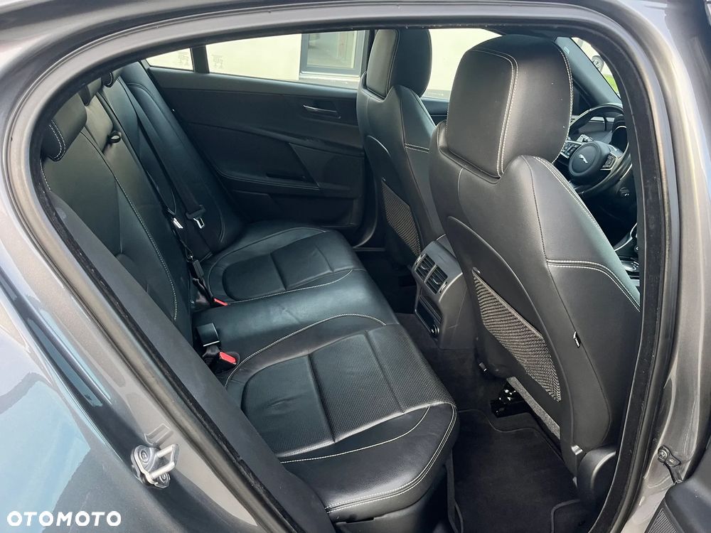 Jaguar XE 2.0 D AWD R-Sport - 17