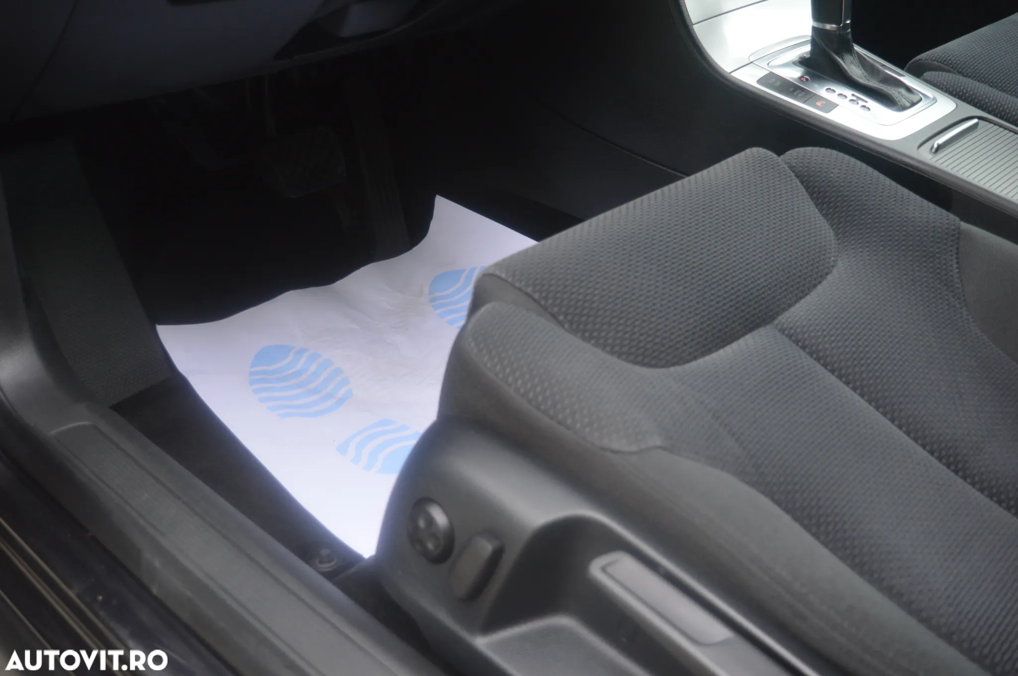 Volkswagen Passat Variant 2.0 TDI Blue TDI DSG Comfortline - 32