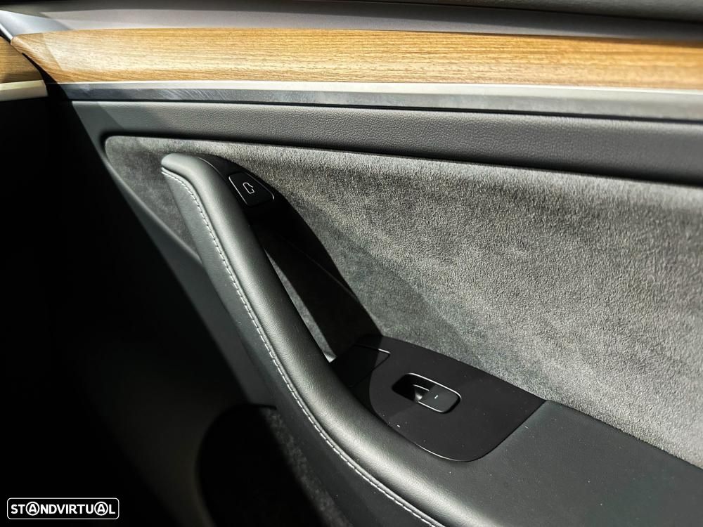 Tesla Model Y Long Range Dual Motor AWD - 33