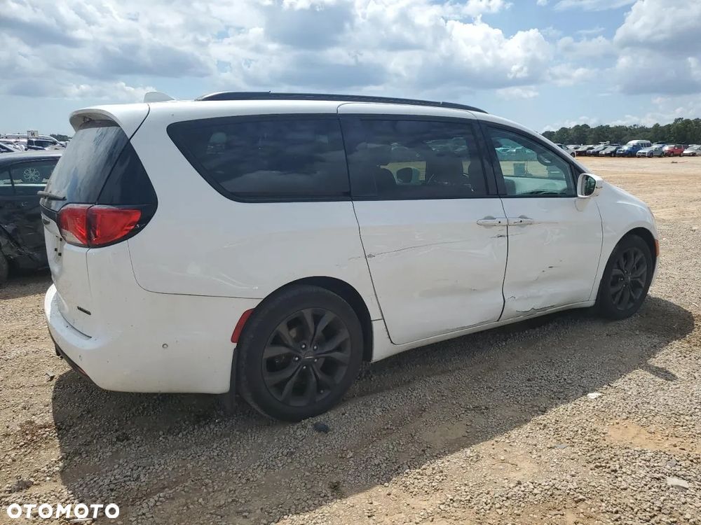 Chrysler Pacifica - 2
