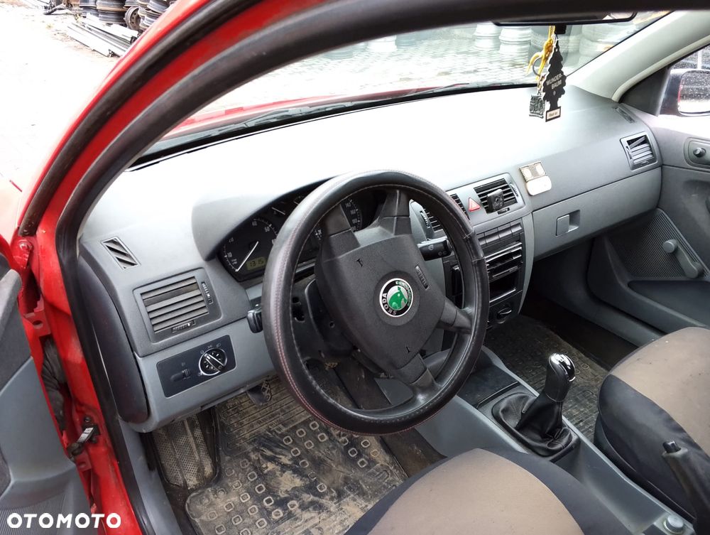 Skoda Fabia 6Y (99-04r.) 1.4 B 68KM. Silnik AME Skrzynia FNK lakier LF3K / 8151 / 8T. Cały na części. GWARANCJA !!!  Przód Tył Zestaw Komplet Drzwi Klapa Zderzak Błotnik Maska Grill Atrapa Szyba Pas Lampa Lusterko Boczki Fotel Kanapa Kokpit Deska Rozdzielcza Przełącznik Włącznik Sterownik Przewody Wiązka Instalacja Moduł Komputer Czujnik Listwa Pompa Alternator Wtryski Głowica Rozrusznik Kompresor Sprzęgło Dwumas Silnik Skrzynia ABS Klimatyzacji Paliwa Wspomagania Kolektor Turbina Przepustnica Zawór Chłodnica Koło Hak Belka Sanki Zawieszenie Mcpherson Półoś Amortyzator Wydech Tłumik Zacisk Most - 7