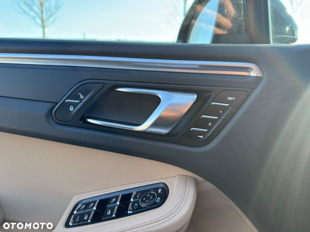 Porsche Macan - 25
