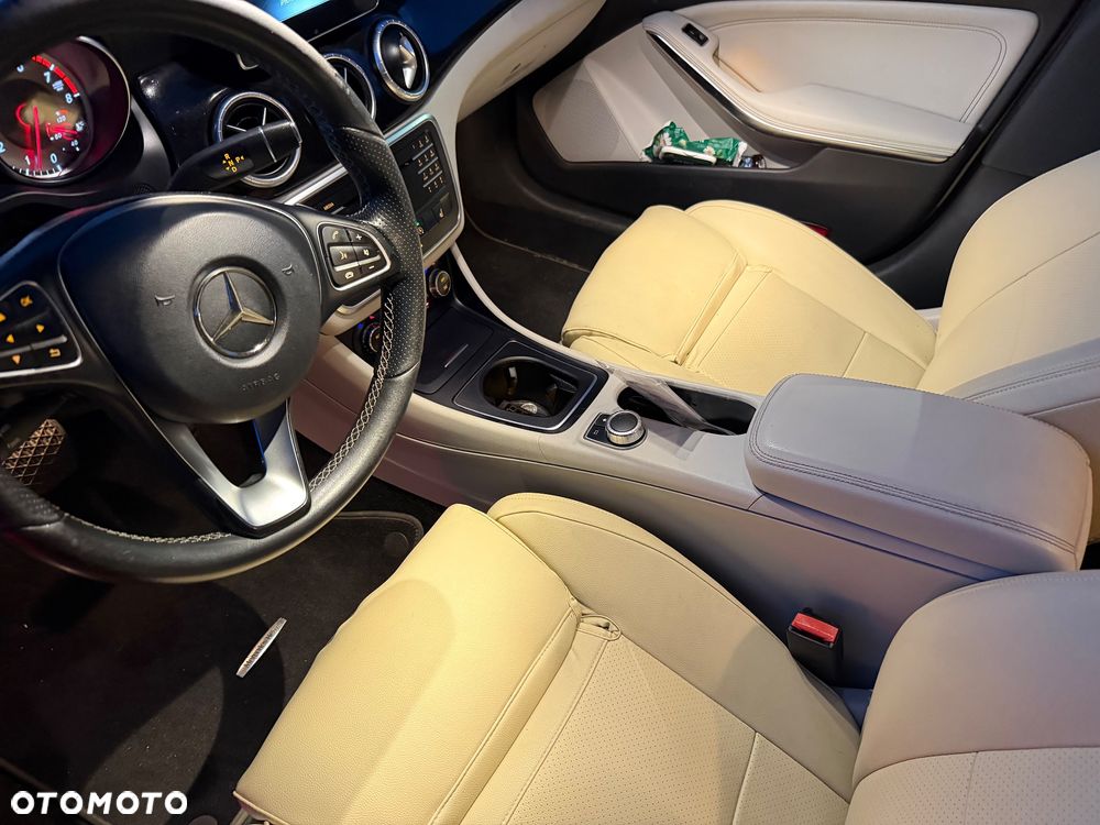 Mercedes-Benz CLA 250 4Matic 7G-DCT - 18