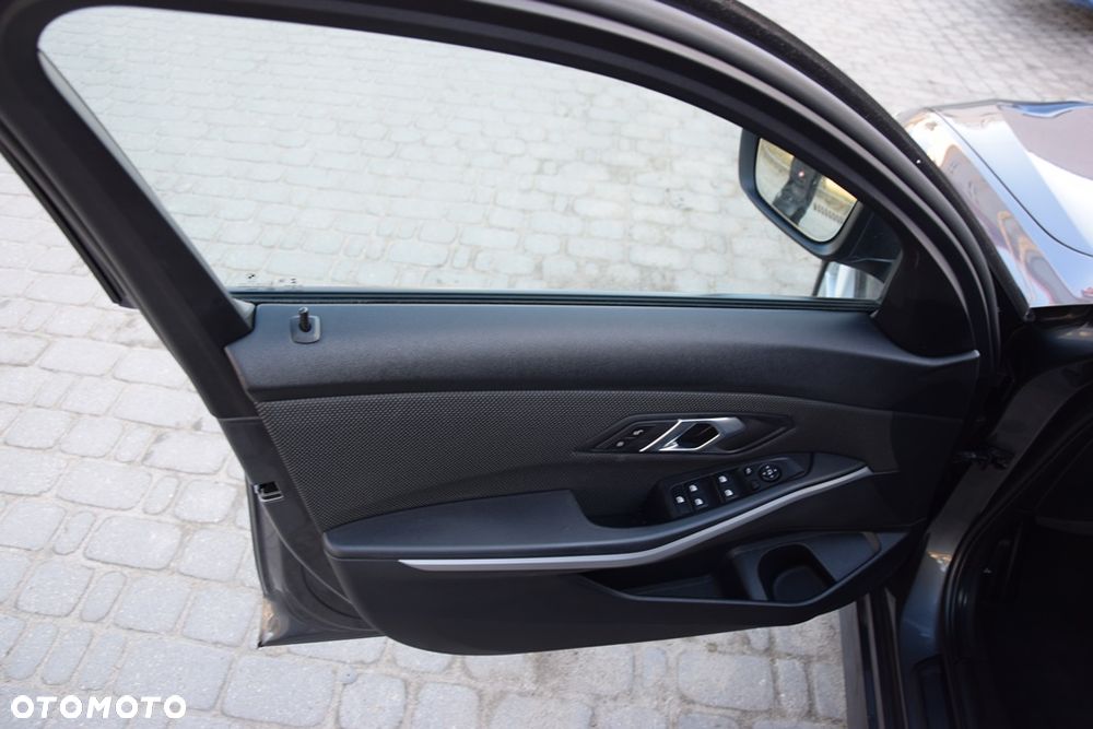 BMW Seria 3 318d Edition M Sport Shadow - 32