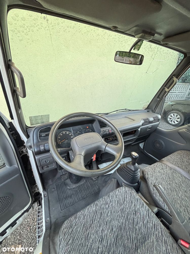 Isuzu NKR-77 - 9