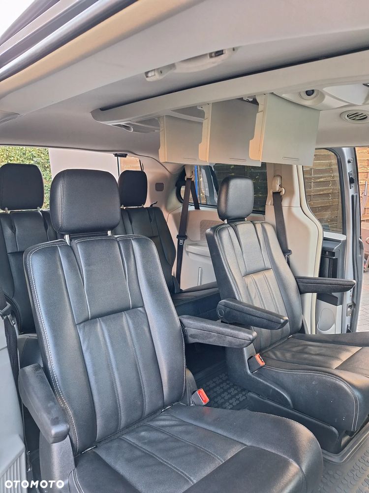 Chrysler Town & Country - 5