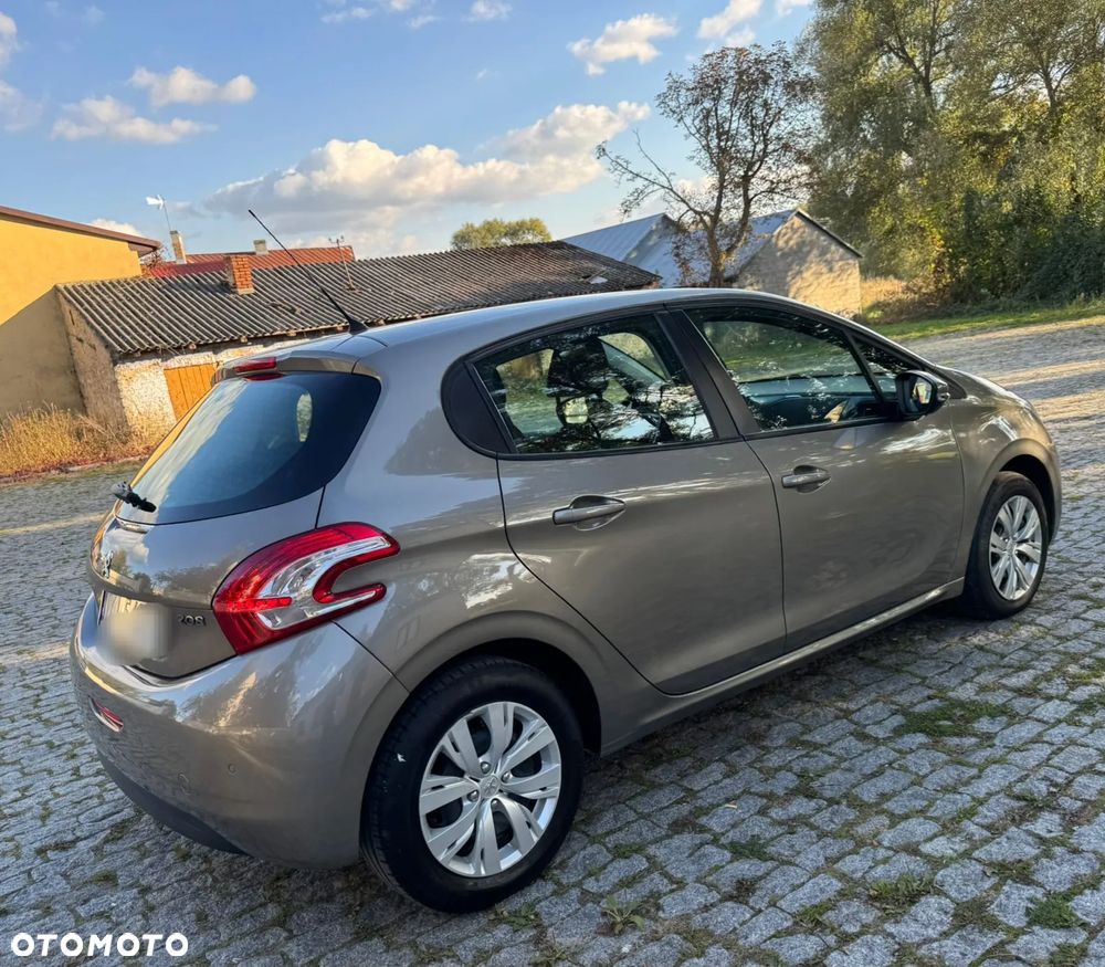 Peugeot 208 - 8