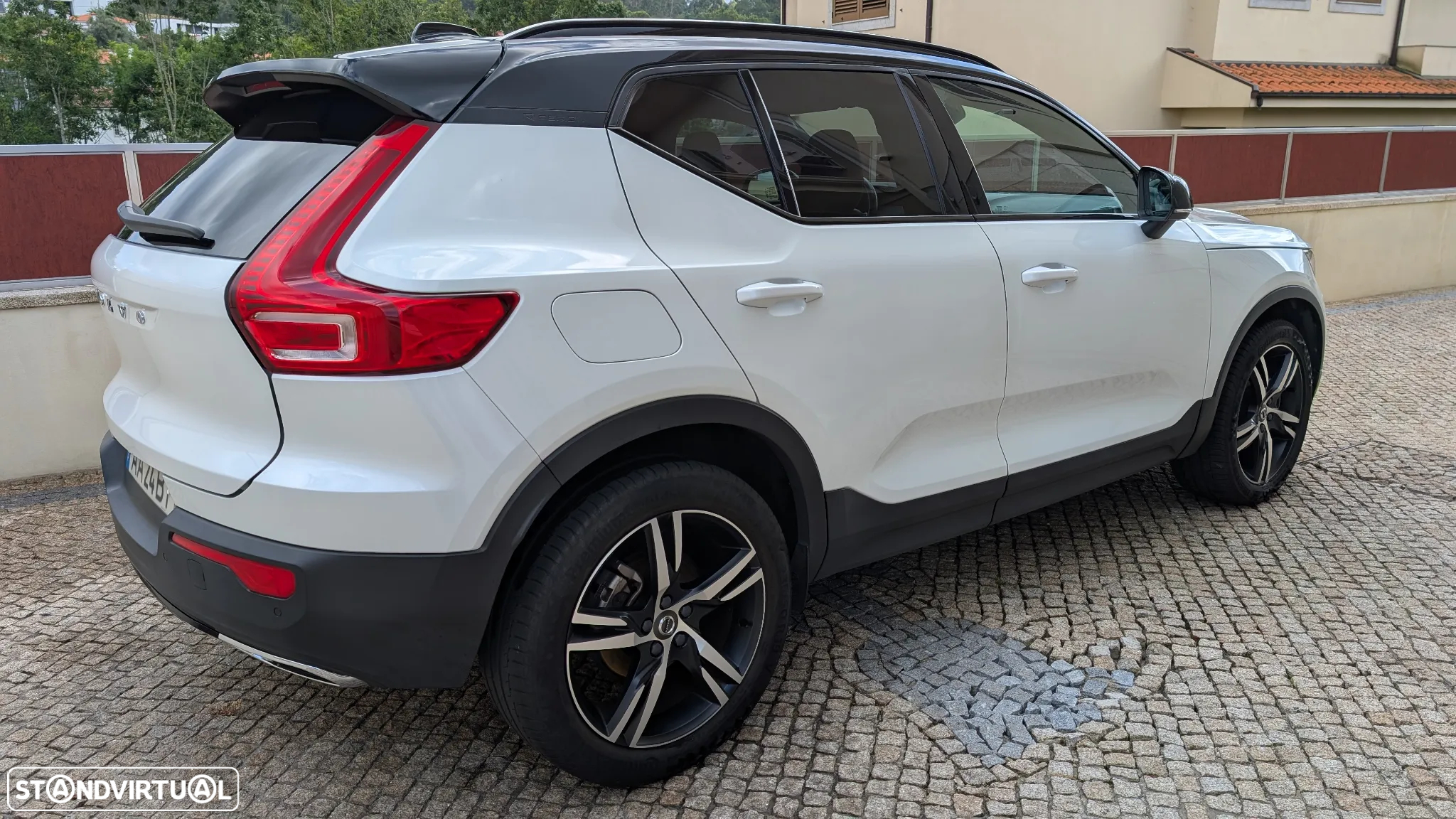 Volvo XC 40 2.0 D3 R-Design AWD Geartronic - 4