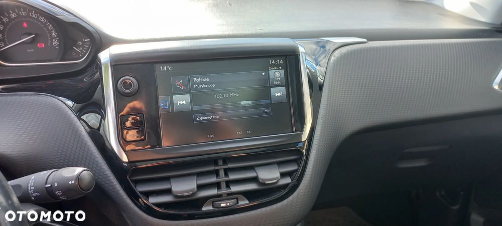 Peugeot 2008 1.2 Pure Tech Allure S&S - 17