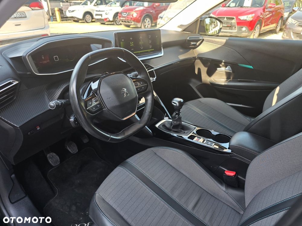Peugeot 208 - 13