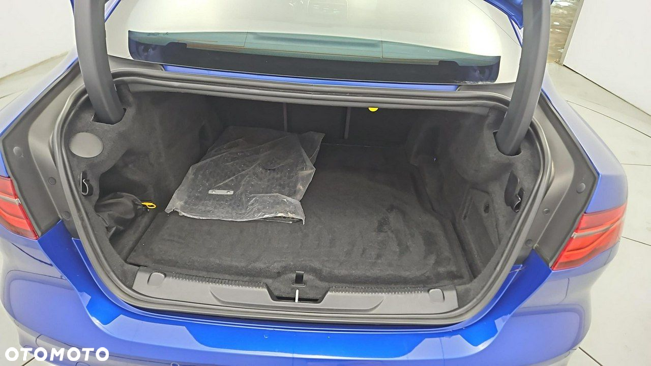 Jaguar XE 2.0 P250 R-Dynamic S - 18