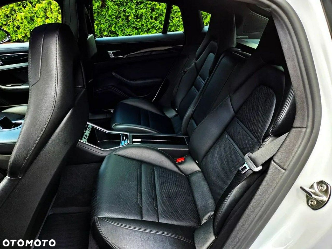 Porsche Panamera 4 Platinum Edition - 8