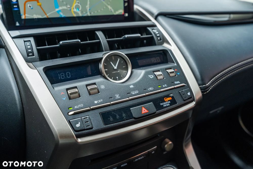 Lexus NX 300h Business Edition AWD - 18