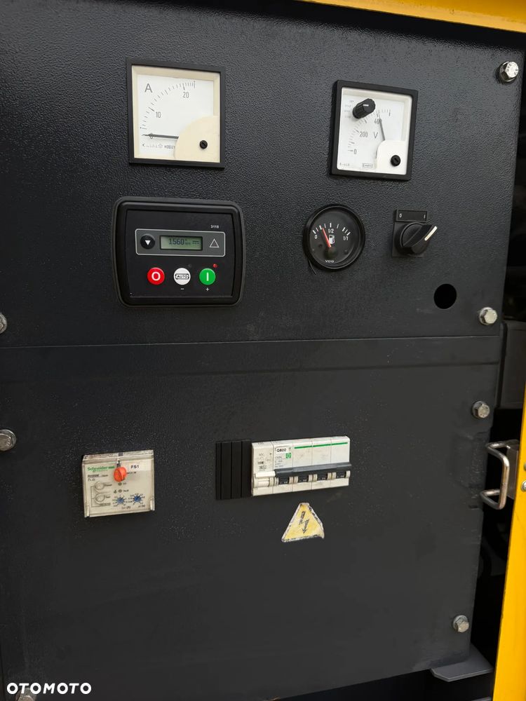 Atlas Copco QES 9 Agregat Prądotwórczy Generator prądu Wyciszony.  2018 rok. Silnik KUBOTA 3 cylindry. Agregat do pracy ciągłej. 2 x 400 VOLT oraz 230. Agregat w Bardzo ładnym stanie jak z Salonu. Sprowadzony z Norwegii. Agregat posiada bardzo dużo zabezpieczeń prądowych. Bezpieczna maszyna! Prądnica MECCALTE ECP3 1L4 najlepsza marka światowa! OKAZJA TANIO Profesjonalny przemysłowy sprzęt! Dokumenty inst. obsługi - 15