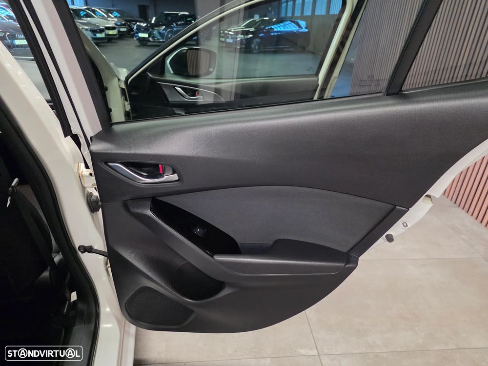 Mazda 3 Sedan 1.5 Sky-D Evolve HS Navi - 22