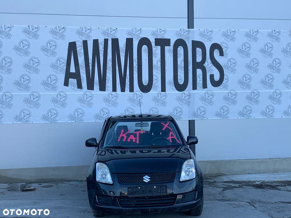SUZUKI SWIFT *SAMOCHÓD NA CZĘŚCI* MASKA, LAMPA, DRZWI, LUSTERKO, ZDERZAK, GRILL, BŁOTNIK, KLAPA, BELKA, DESKA, FOTELE, KANAPA, ĆWIARTKA, KIEROWNICA, TARCZE, ZACISKI, ZAWIESZENIE, KOMPLETNY PRZÓD, KOMPLETNY TYŁ, LICZNIK, ZEGARY, PRAWE LEWE PRZÓD TYŁ - 2