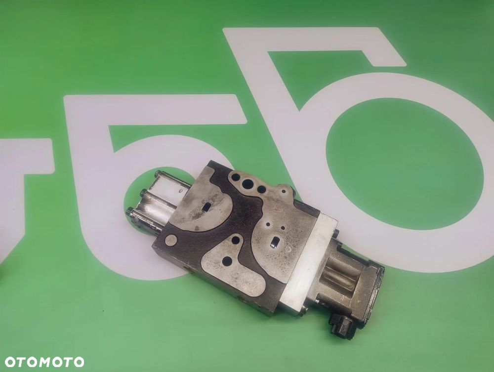 Sekcja rozdzielacza 87325538 87325955 Steyr 6195 - 1