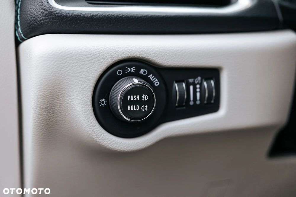 Chrysler Pacifica - 28