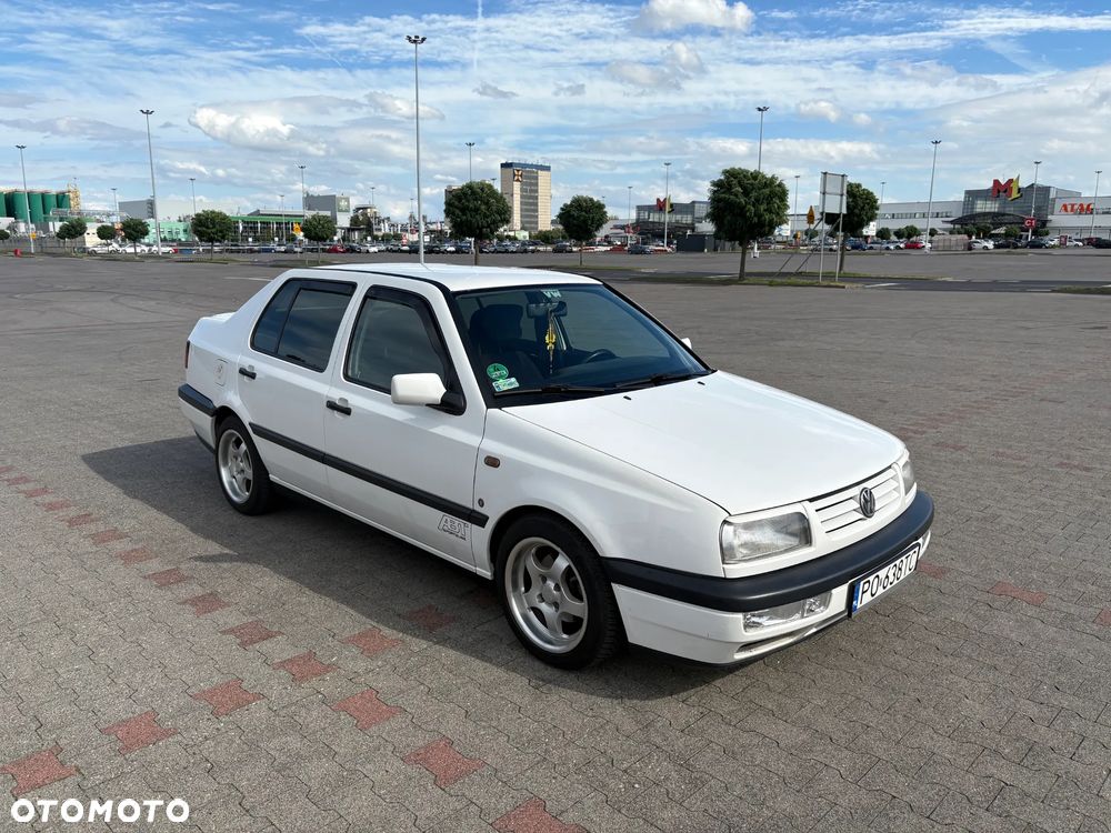 Volkswagen Vento 1.6 CL - 1