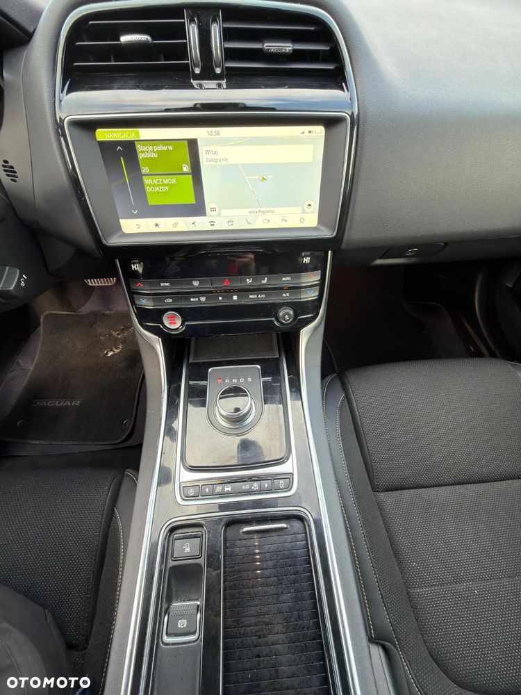 Jaguar XE 2.0 T R-Sport - 12