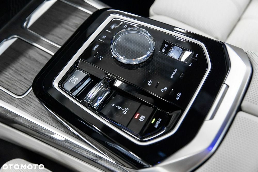BMW Seria 7 M760e PHEV xDrive Individual Edition sport - 36