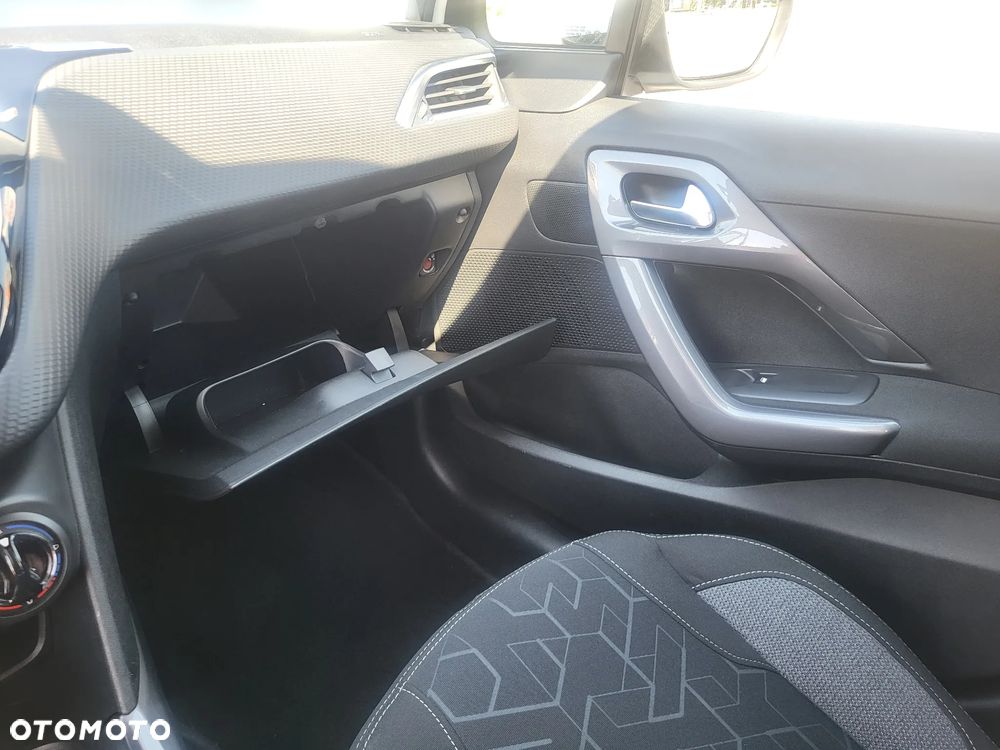 Peugeot 2008 1.2 Pure Tech Active - 12