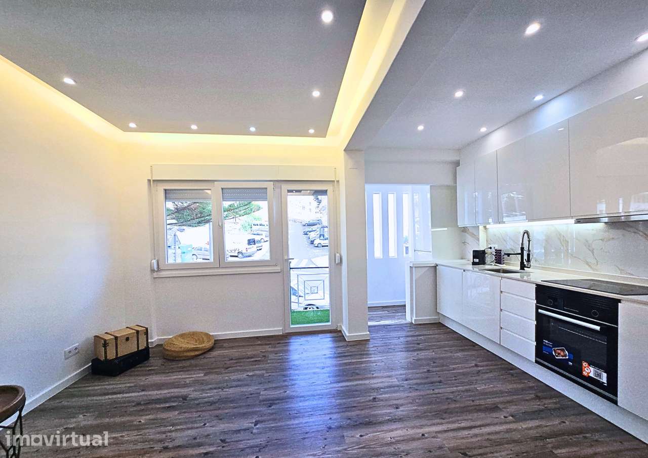 T2 totalmente remodelado com 3 roupeiros e varandas | Agualva - Grande imagem: 2/22