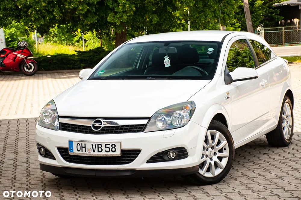 Opel Astra GTC 1.6 Black&White - 11